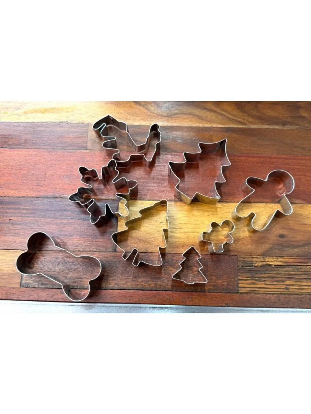 Set of 8 vintage metal cookie cutters, holiday, bakeware